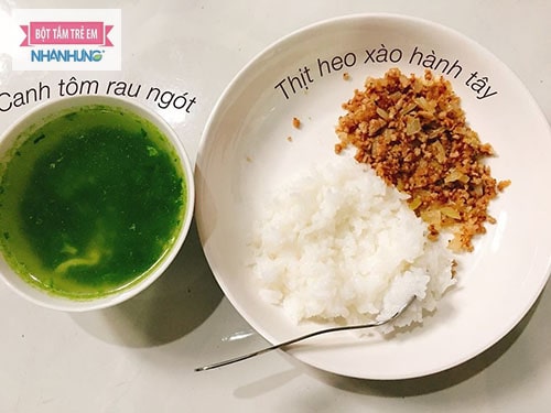 Mẫu số năm: Cơm mềm ăn với thịt heo xào hành tây và canh tôm rau ngót. Có thể thêm đồ tráng miệng như rau câu hoặc trái cây tùy ý.