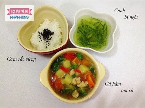 Mẫu số bảy: Cơm hạt vừng, gà hầm rau củ và canh bí ngòi. Món này có đủ nước và vị ngọt nên không cần thêm trái cây tráng miệng.