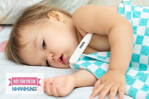 Mẹ nên áp dụng những biện pháp điều trị tại nhà cho trẻ.