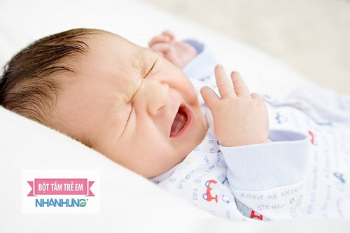 Thời tiết thay đổi rất dễ gây ra cảm cúm ở trẻ sơ sinh 3 tháng.