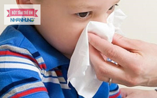 Cho bé nằm nghỉ ngơi yên tĩnh, tránh vận động mạnh.