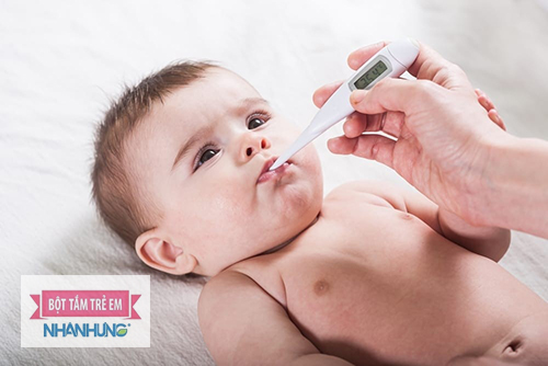 Trẻ 5 tháng thường sốt cao kèm tiêu chảy khi bị cảm cúm.
