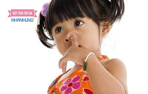 Không để bé ngoáy mũi, vệ sinh sạch sẽ tay cho trẻ.
