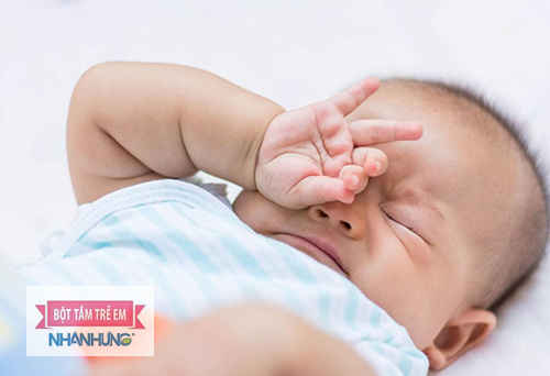Lau sạch ghèn mắt cho con và không để bé rụi mắt.