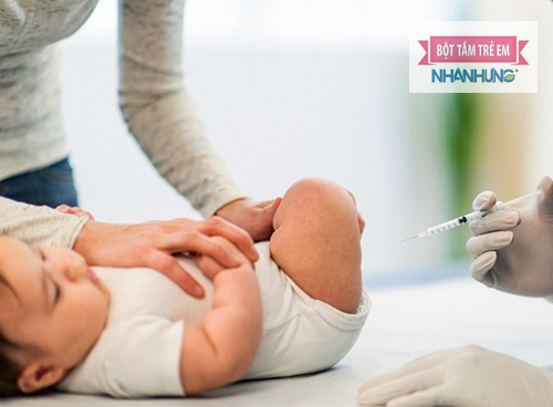 Trẻ đang đau mắt thì không nên cho bé tiêm phòng.