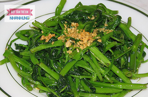 Không nên ăn rau muống khi bé bị đau mắt.