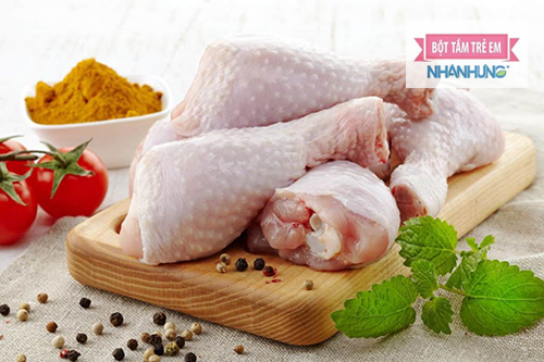 Thịt gà chứa protein và kẽm tăng sức đề kháng cho trẻ.