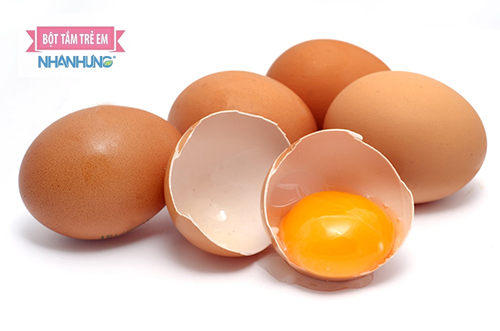 Trứng gà là thực phẩm chưa nhiều chất dinh dưỡng tốt cho bé.