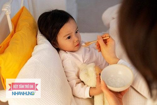 Trẻ em bị ngộ độc thực phẩm chủ yếu do thức ăn chứa vi khuẩn.