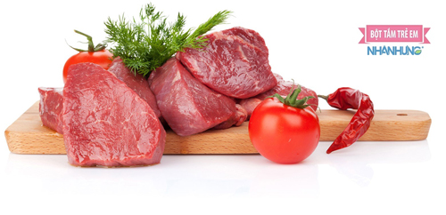 Mẹ nên tránh xa những thực phẩm giàu đạm khi trẻ táo bón.