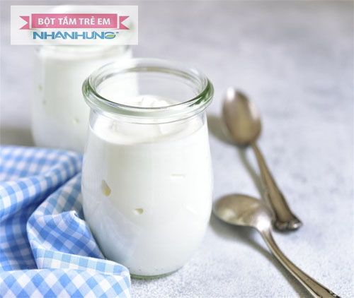 Bé bị tiêu chảy thì nên uống sữa chua và bú sữa mẹ.