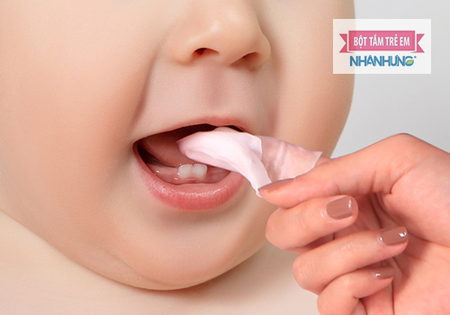 Mẹ nên xử lý kịp thời khi trẻ có dấu hiệu bị tưa lưỡi.