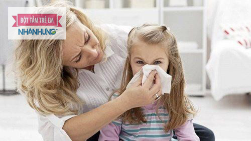 Luôn giữ ẩm cho mũi của bé và vệ sinh bằng nước muối.