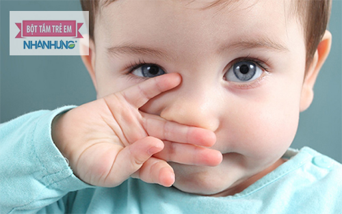 Vệ sinh mũi sạch sẽ cho bé khi bị chảy máu cam.