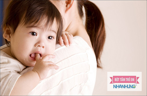 Bổ sung nước và cho bé bú sữa mẹ nhiều để con mau hạ sốt.