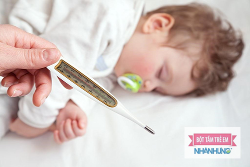 Trẻ em mọc răng bị sốt thường kèm theo tiêu chảy, chảy nước dãi, quấy khóc, biếng ăn.