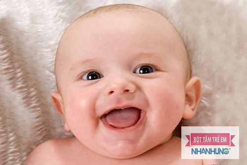 Bé mọc răng chậm do thiếu canxi và vitamin D.