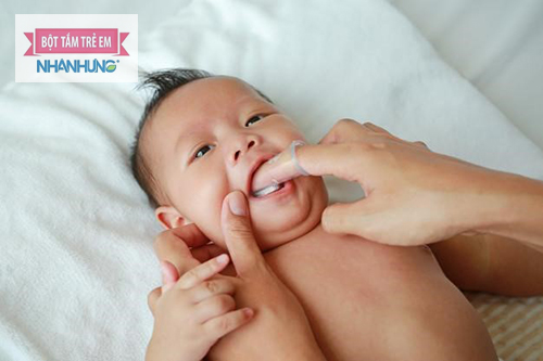 Massage lợi cho bé để con đỡ đau nhức.