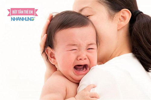 Bé mọc răng đau nhức và sốt nên hay quấy khóc.