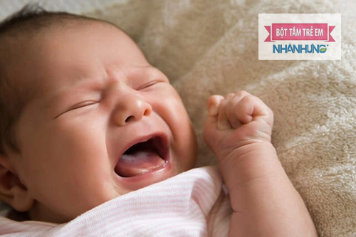 Nhỏ thuốc mắt và lau sạch ghèn mắt hàng ngày cho con.