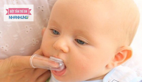 Vệ sinh sạch sẽ vùng miệng cho trẻ giúp diệt nấm hiệu quả.