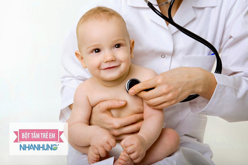 Mẹ nên chữa trị cho bé ngay khi có dấu hiệu mắc bệnh.