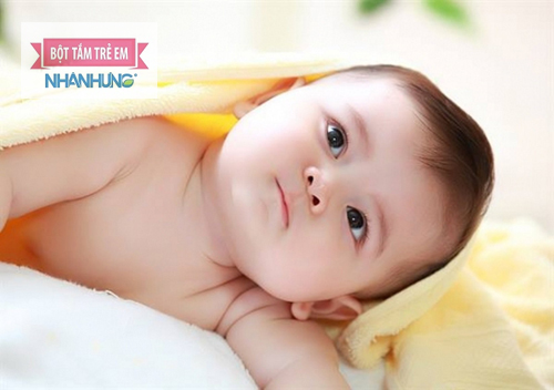 Dùng nước ấm để tắm cho trẻ khi bị mắc bệnh.