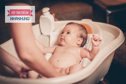 Tắm rửa sạch sẽ hàng ngày cho trẻ giúp loại bỏ các vi khuẩn gây bệnh.