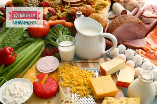 Thực phẩm mà mẹ ăn vào quyết định nguồn sữa cho trẻ.