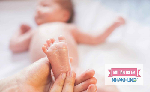 Giữ ấm cho bé làm giảm triệu chứng ho nhanh chóng.