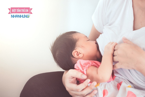 Trẻ sơ sinh bị rối loạn tiêu hóa do nguồn sữa từ mẹ.