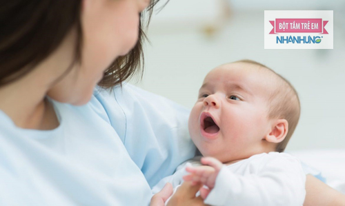 Mẹ nên vệ sinh sạch sẽ vùng lưỡi cho bé một cách an toàn.