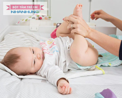 Bé bị tiêu chảy liên tục do nhiễm khuẩn đường ruột.