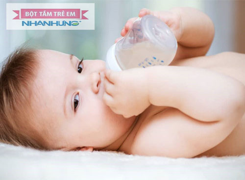 Trẻ bị tiêu chảy liên tục cần uống nhiều nước.