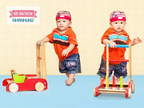 Xe tập đi 3 con gà giúp bé đứng vững và đi nhanh hơn.