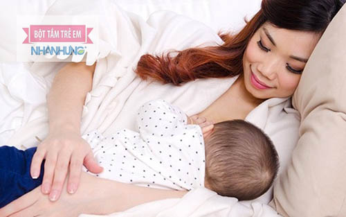 Ban đêm khi cho con bú, lúc đầu mẹ nên cho bé bú bên trái trước