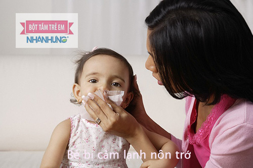 Trẻ bị cảm lạnh sẽ có biểu hiện chảy nhiều nước mũi 