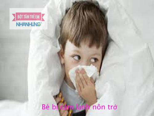 Bé bị cảm lạnh nôn trớ cần phải được giữ ấm