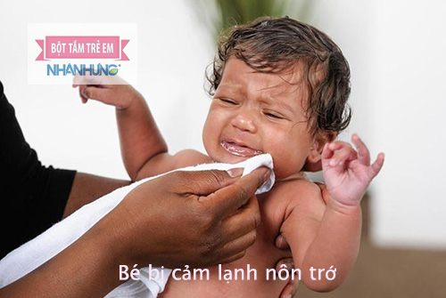 Bé bị nôn trớ do cảm lạnh sẽ thường có biểu hiện nôn trớ liên tục