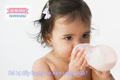 Trường hợp nào bé hạn chế uống sữa khi đầy bụng