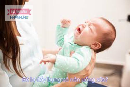 Bé bị đầy bụng có nên uống sữa