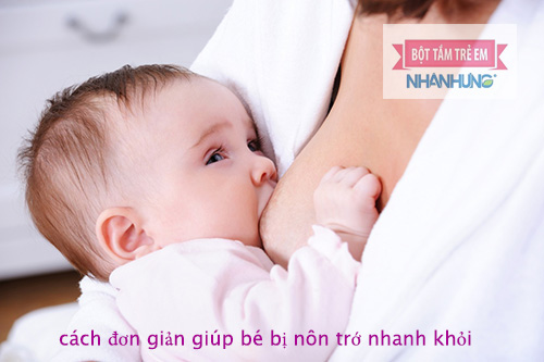 Mẹ nên ngồi để cho bé bú