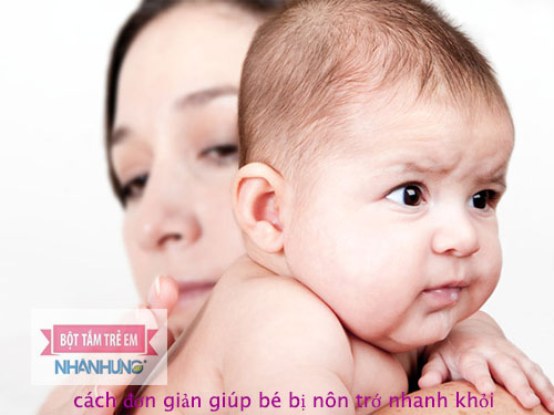 Bế đứng bé và vỗ nhẹ lưng sau khi ăn xong