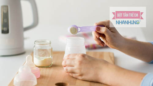 Kiểm tra lại sữa công thức và thời gian sử dụng sữa bao lâu cho bé