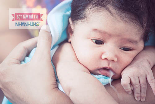 Mẹ vác bé đứng ít nhất 30 phút khi bú xong