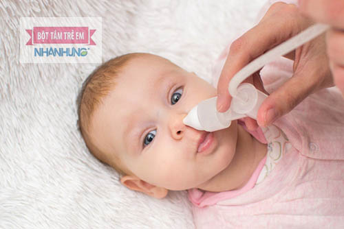 Rửa mũi hoặc hút mũi cho bé thường xuyên
