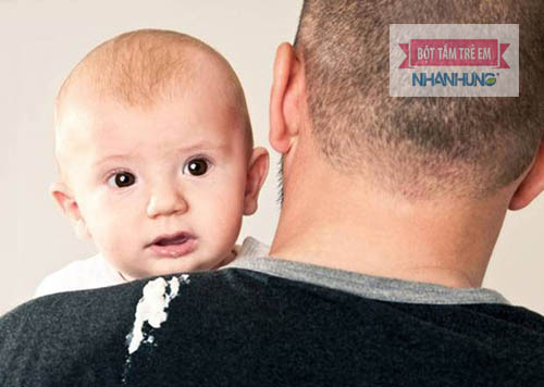 Bé bị nôn trớ nên bế đứng hoặc nghiêng 45 độ để tránh sặc sữa vào phế quản