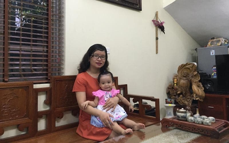 Bé Khánh chi ngoan ngoãn trong vòng tay mẹ