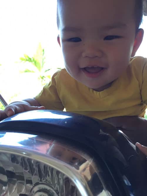 Bé Phong đã khỏe mạnh và nô đùa trở lại
