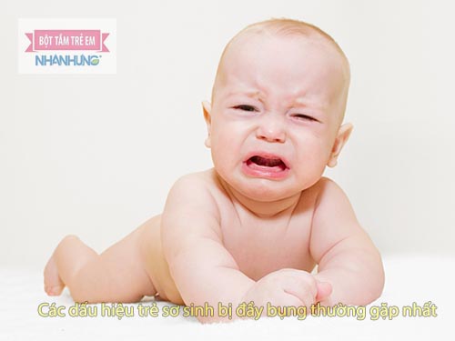 Trẻ sơ sinh bị đầy bụng thường quấy khóc liên tục và bỏ ti mẹ